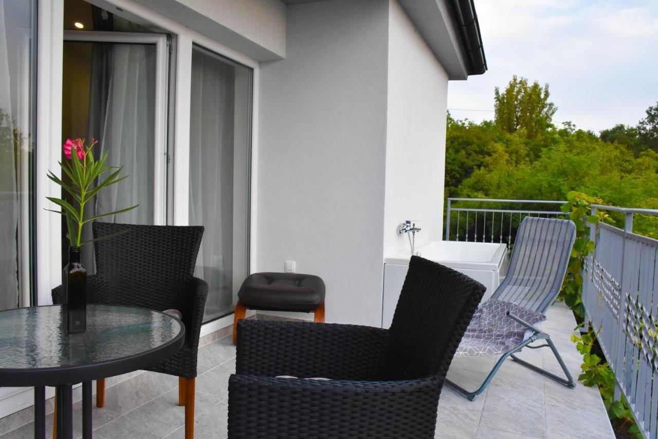Apartma Med Oljkami - Portorož Eksteriør billede